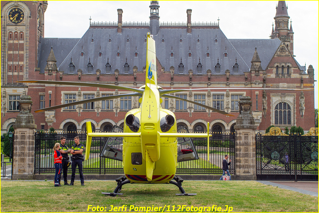 Lifeliner Landt Tegenover Het Vredespaleis In Den Haag Traumaheli Mmt Nl