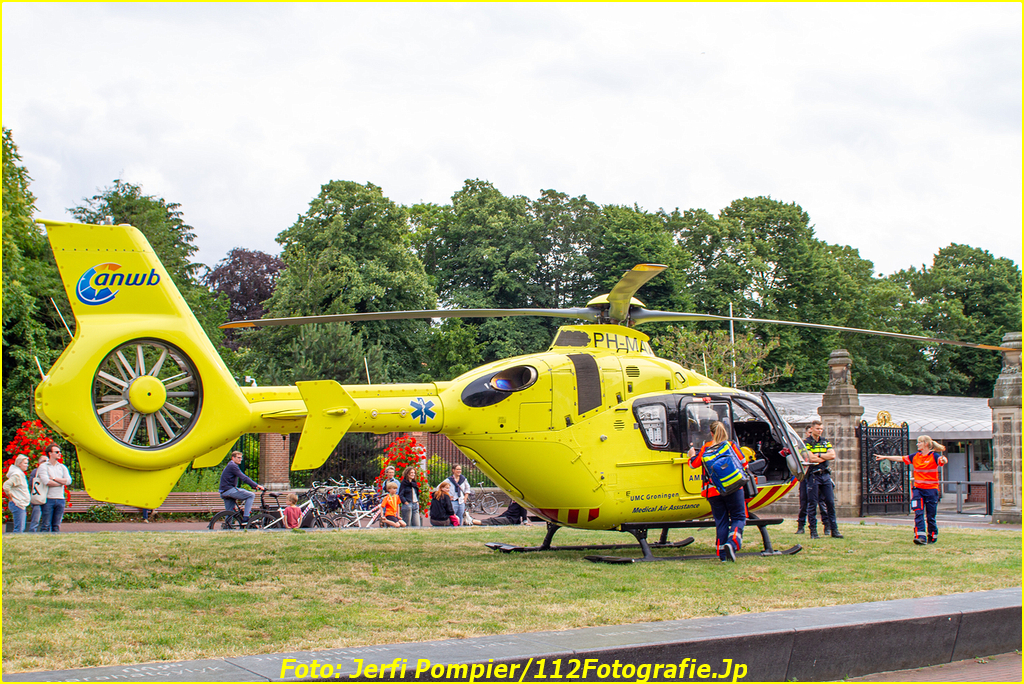 Lifeliner Landt Tegenover Het Vredespaleis In Den Haag Traumaheli Mmt Nl