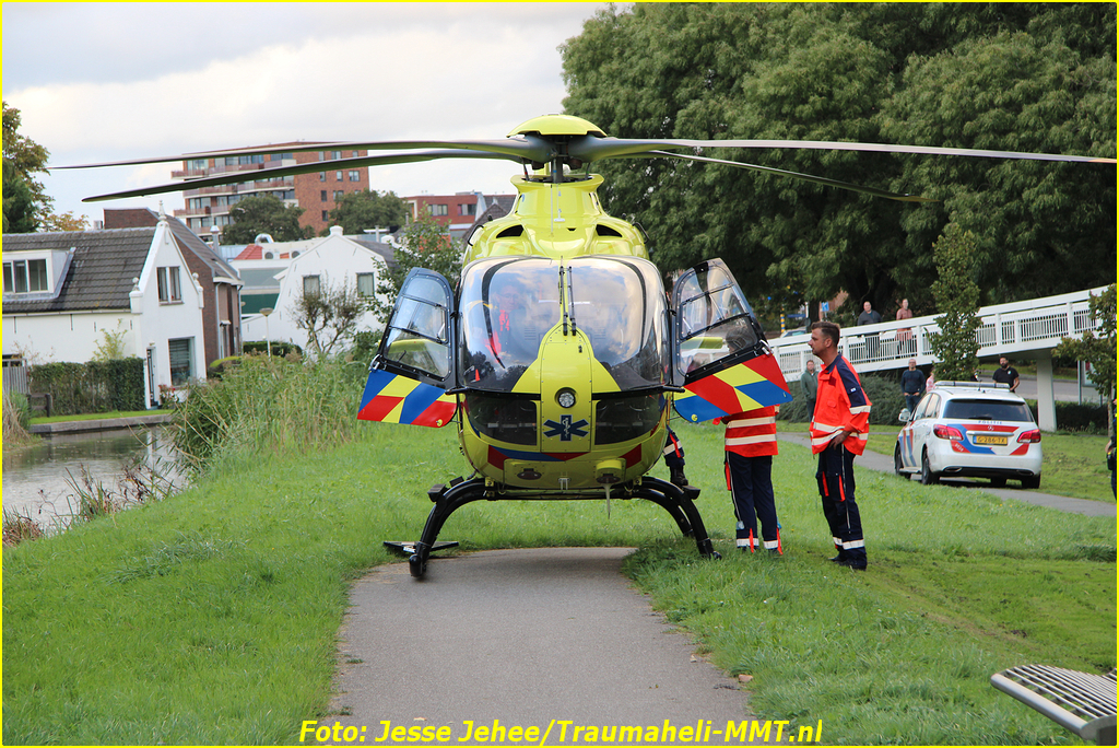 Lifeliner2 Landt In Zoetermeer Voor Medische Noodsituatie Traumaheli